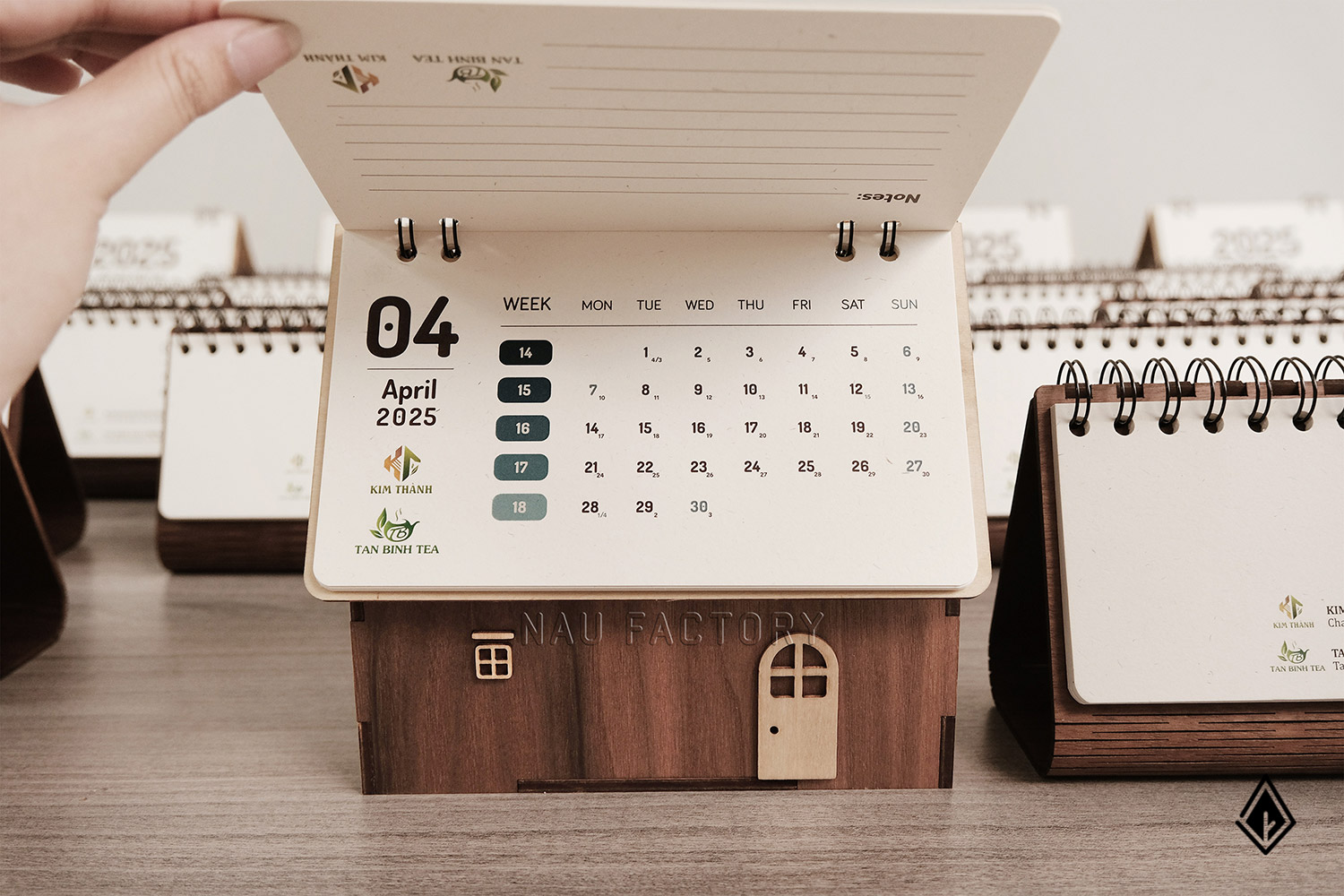 lịch gỗ ngôi nhà và lịch gỗ form ngang