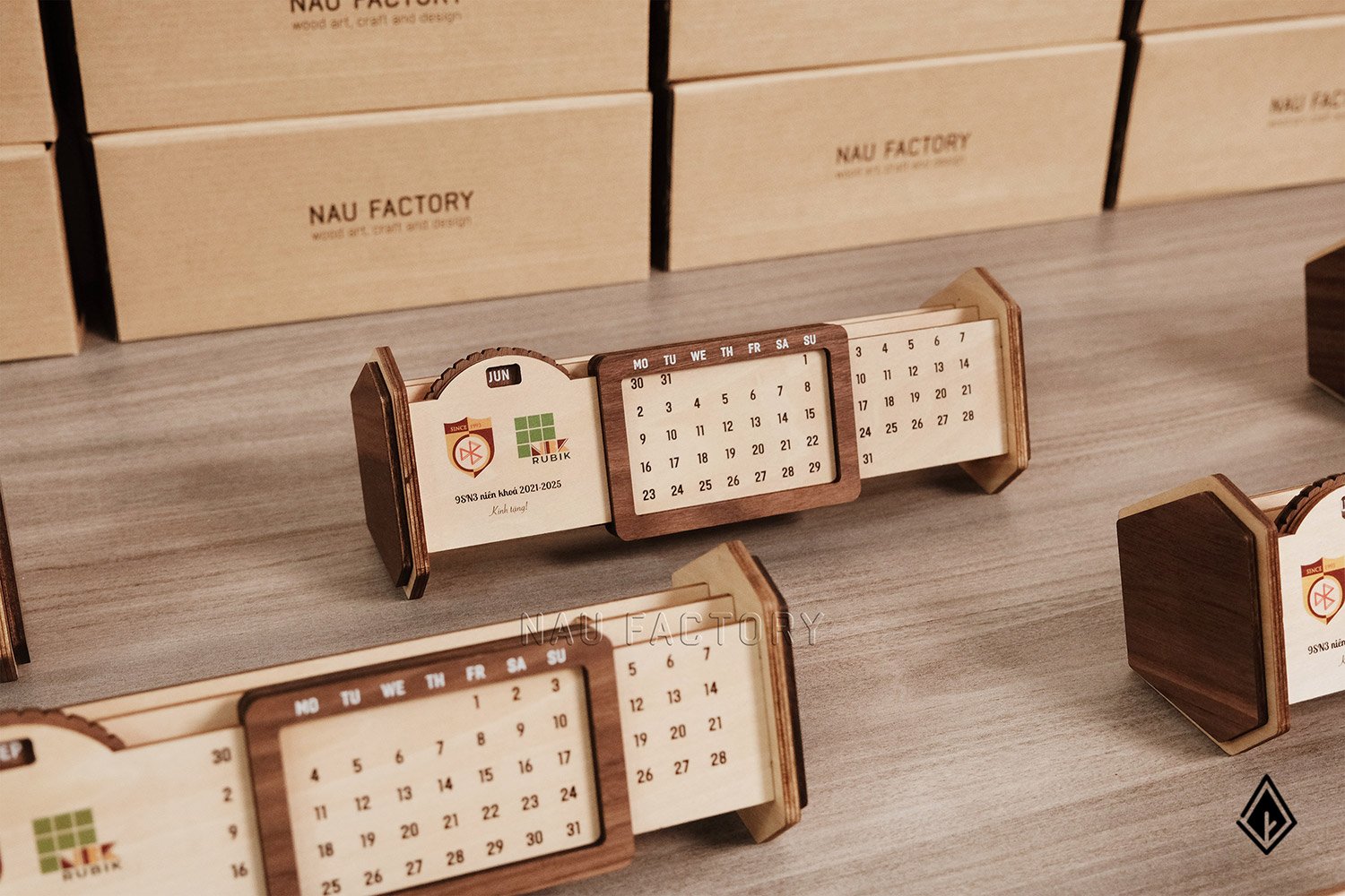 Lịch gỗ vạn niên form ngang