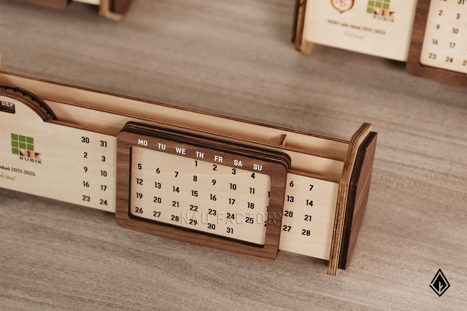Lịch gỗ vạn niên form ngang
