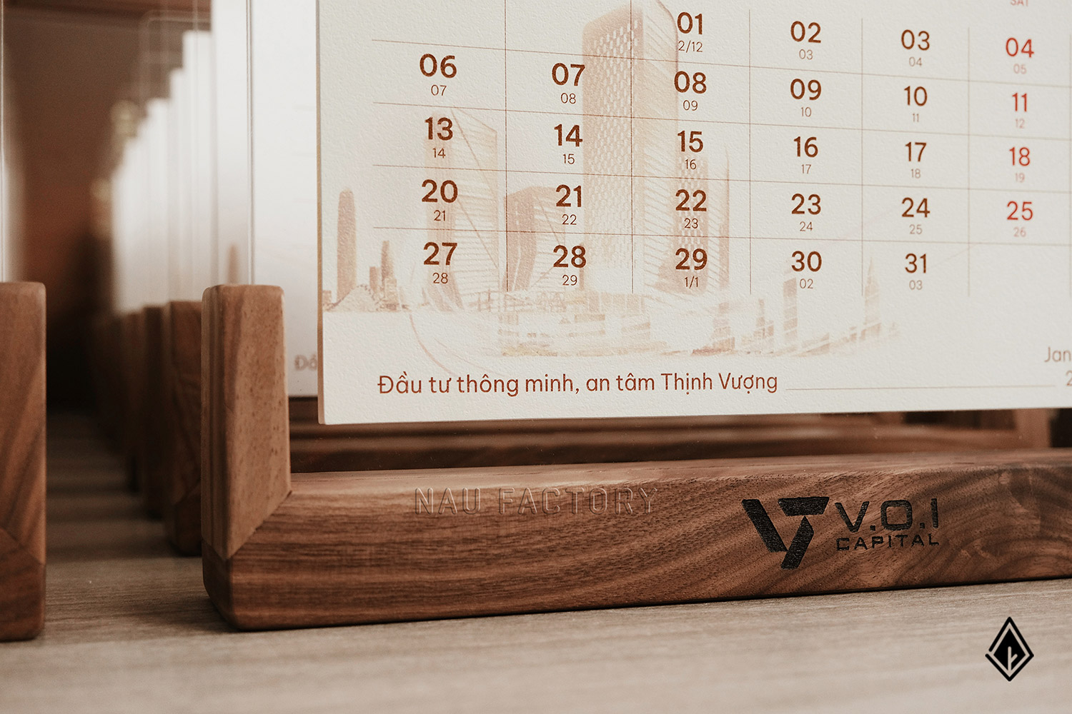 lịch gỗ chữ U thiết kế theo yêu cầu VOICAP