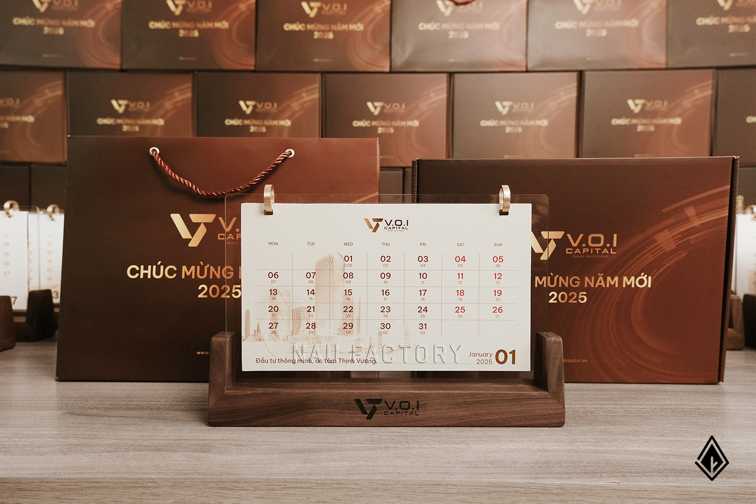 lịch gỗ chữ U thiết kế theo yêu cầu VOICAP