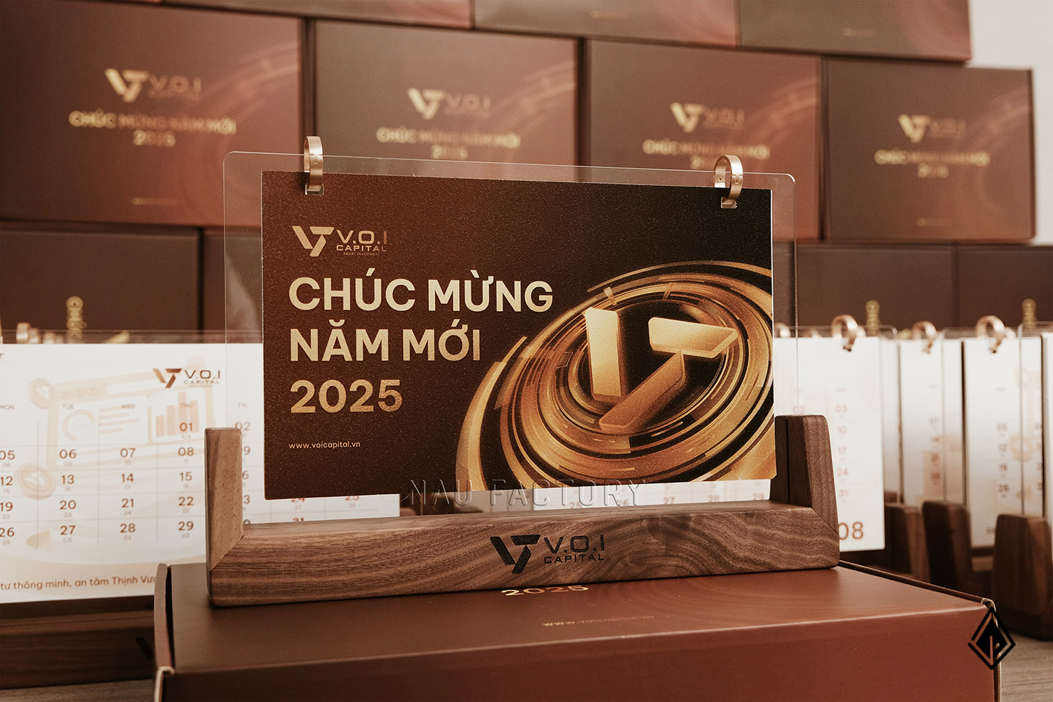 lịch gỗ chữ U thiết kế theo yêu cầu VOICAP
