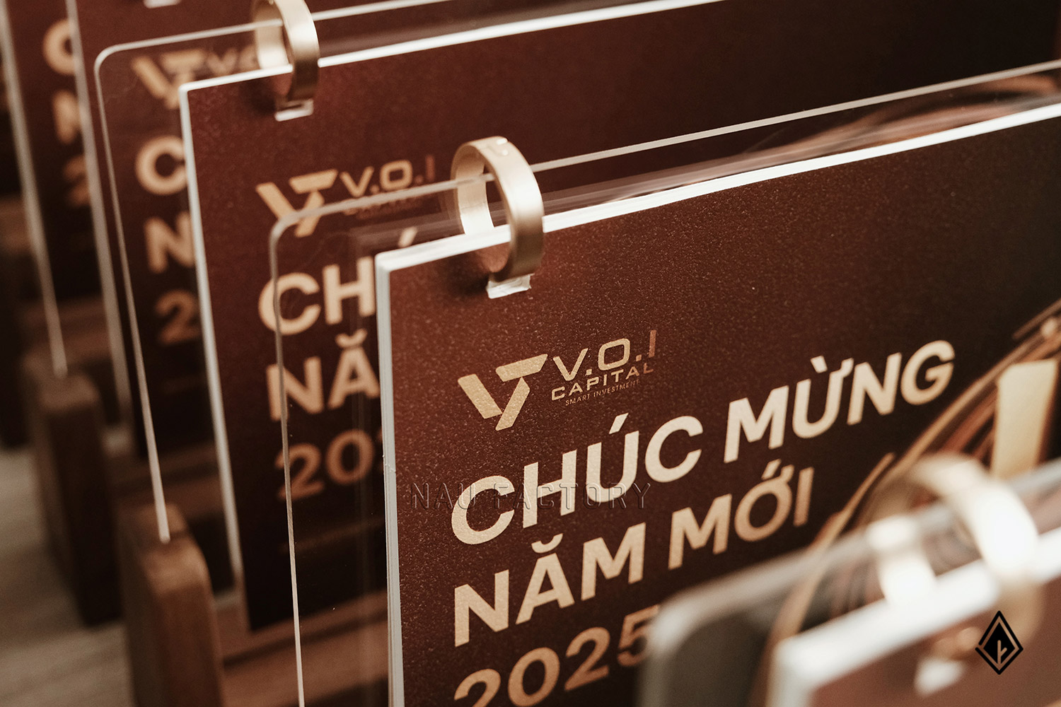 lịch gỗ chữ U thiết kế theo yêu cầu VOICAP