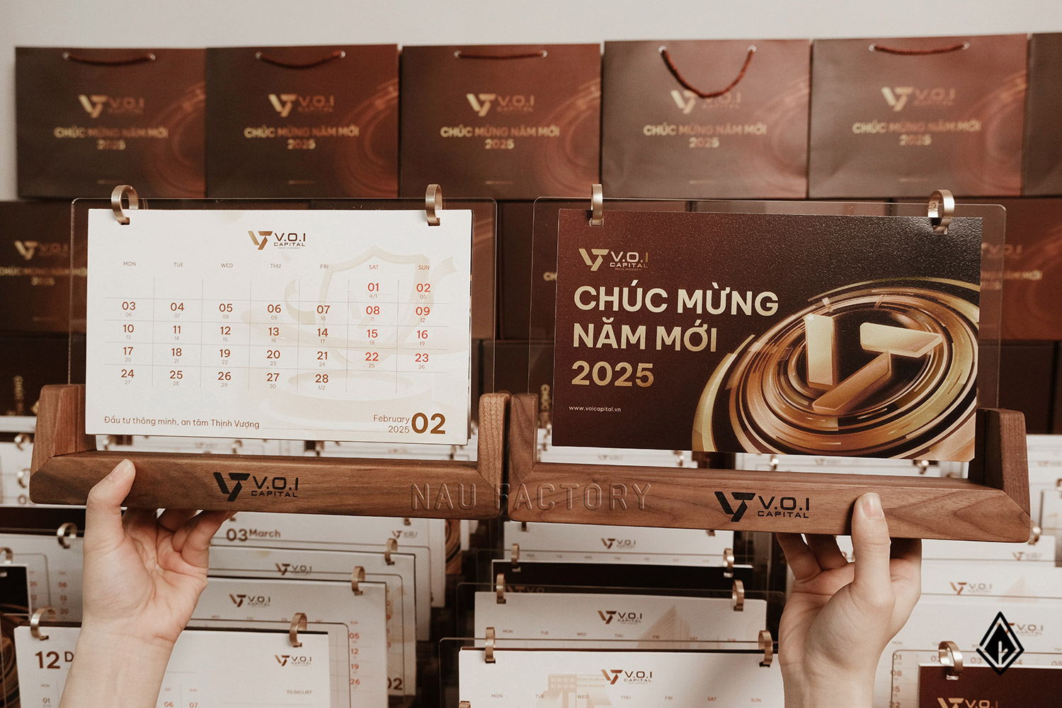 lịch gỗ chữ U thiết kế theo yêu cầu VOICAP