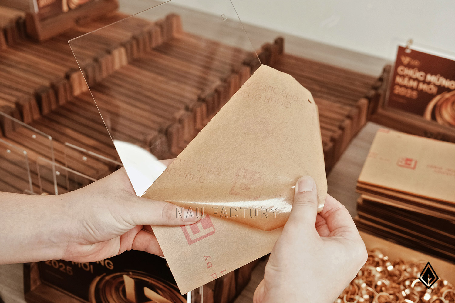 lịch gỗ chữ U thiết kế theo yêu cầu VOICAP