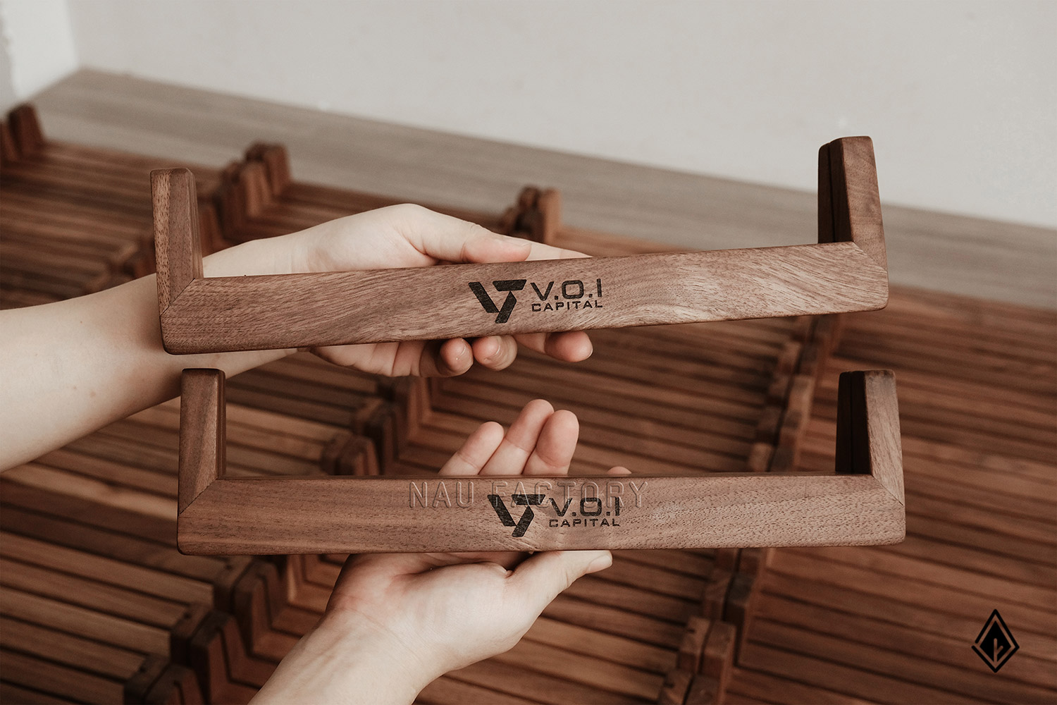 lịch gỗ chữ U thiết kế theo yêu cầu VOICAP