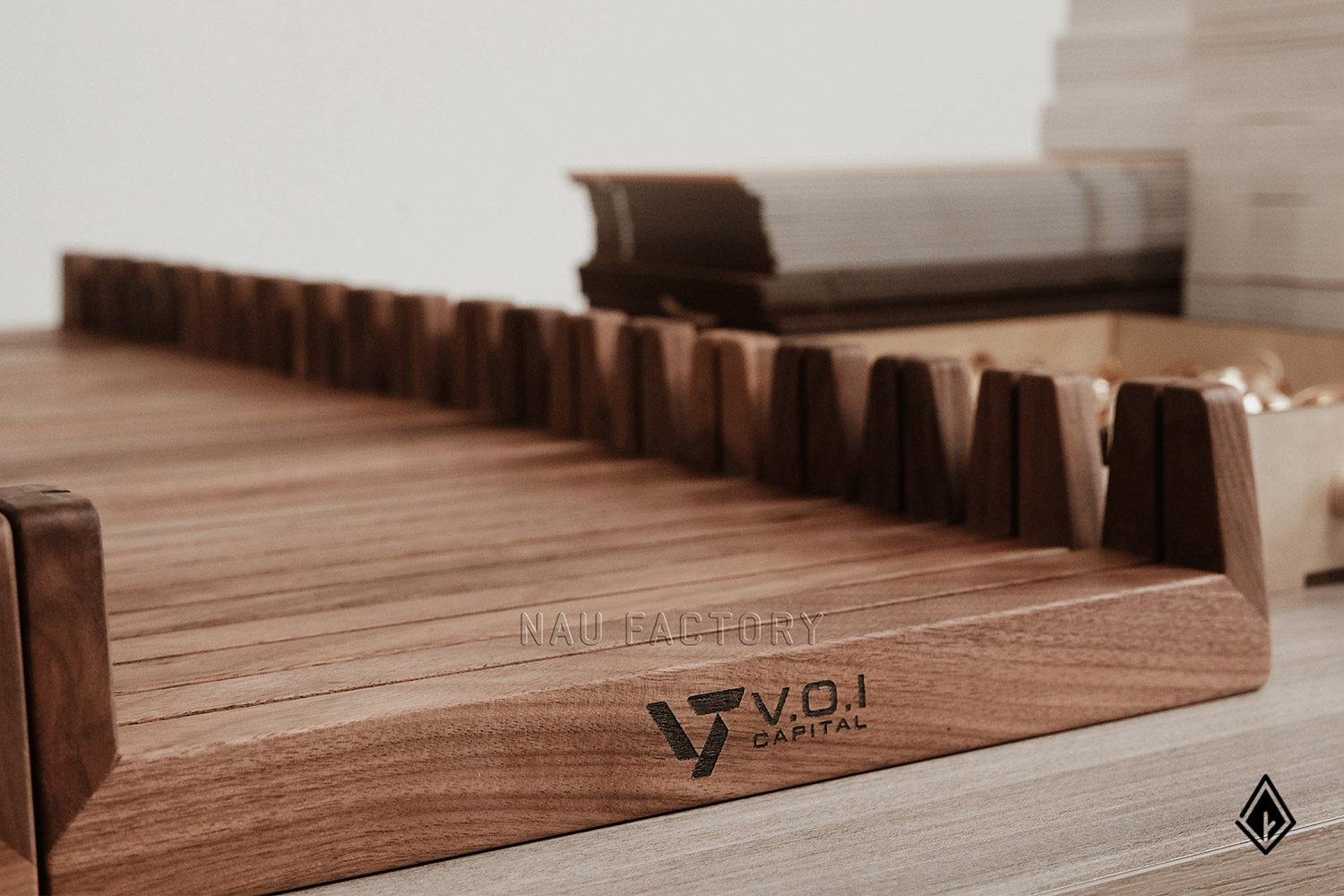 lịch gỗ chữ U thiết kế theo yêu cầu VOICAP