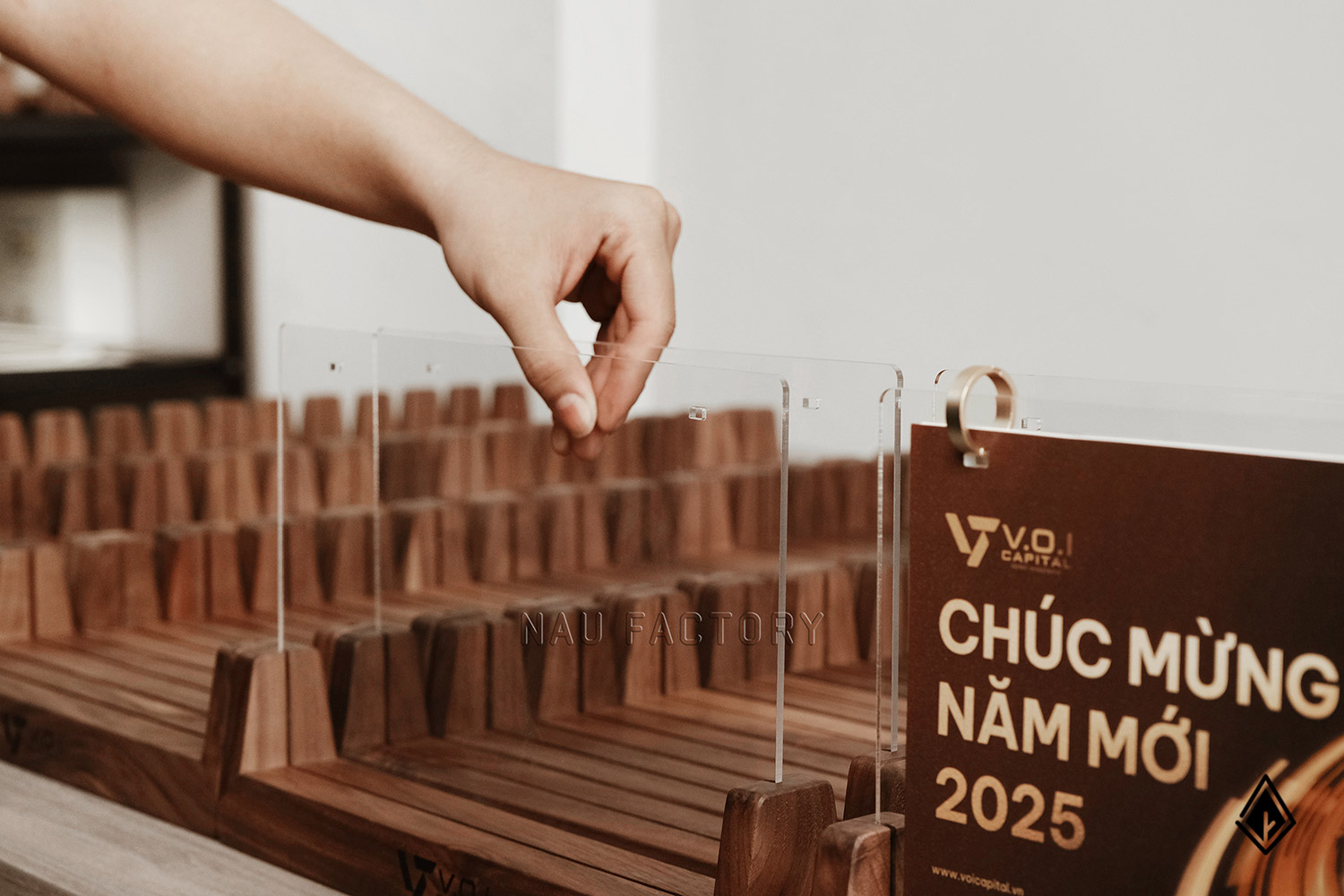 lịch gỗ chữ U thiết kế theo yêu cầu VOICAP