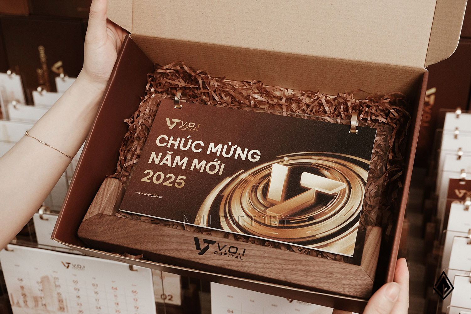 lịch gỗ chữ U thiết kế theo yêu cầu VOICAP