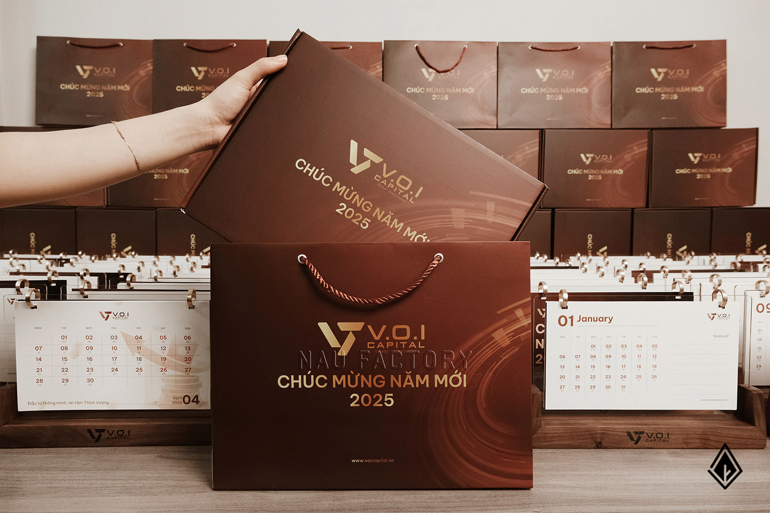 lịch gỗ chữ U thiết kế theo yêu cầu VOICAP