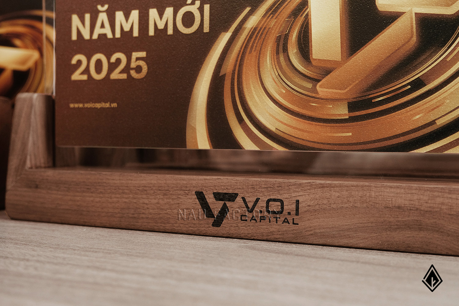 lịch gỗ chữ U thiết kế theo yêu cầu VOICAP