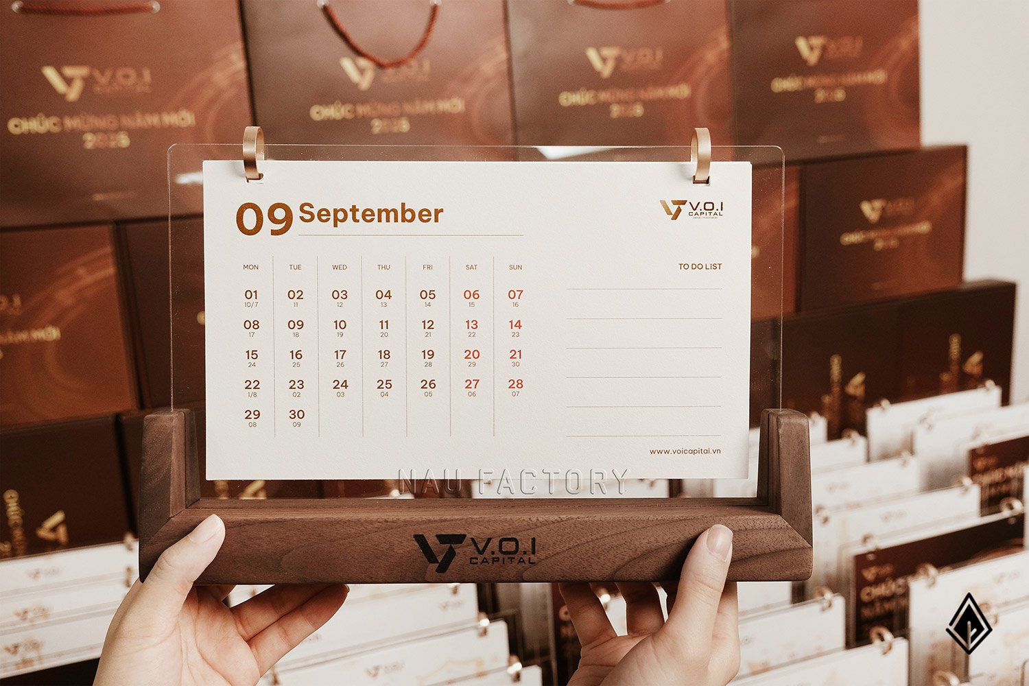 lịch gỗ chữ U thiết kế theo yêu cầu VOICAP