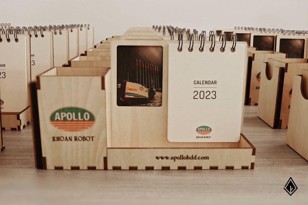 Sự kết hợp độc đáo, tỉ mẩn giữa lịch, đồ đựng bút và ngăn chứa namecard trên chiếc lịch khung ảnh để bàn. Ảnh: Nau Factory