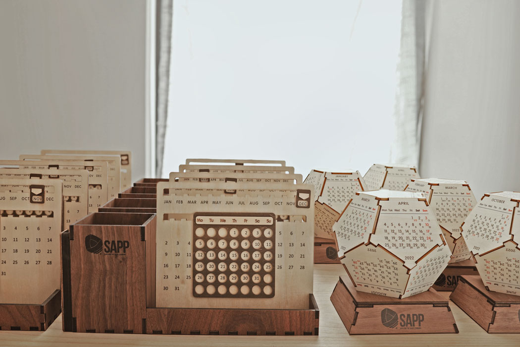 Thiết kế thuần gỗ của hai chiếc lịch đem đến nhiều không gian có thể in logo, tăng hiệu quả quảng bá thương hiệu trên món quà. Ảnh: Nau Factory