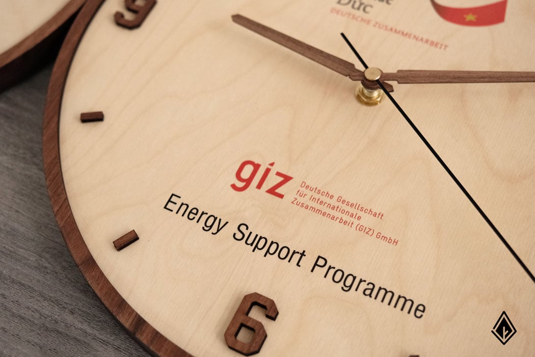 Logo thương hiệu Giz được in sắc nét bật lên trên gam trắng sáng của gỗ Maple.