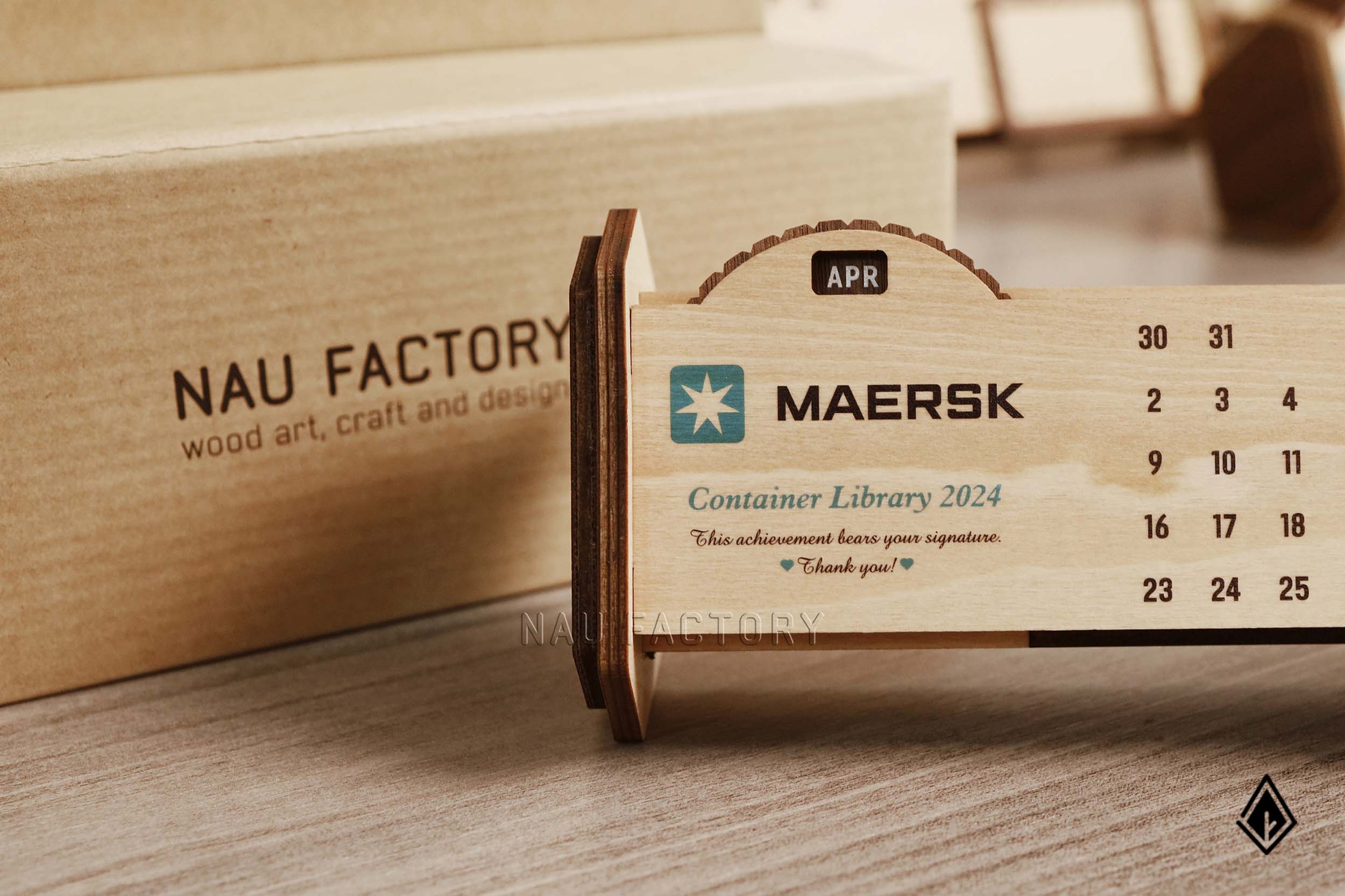 MAERSK tri ân người đồng hành tận tâm trên lịch gỗ vạn niên