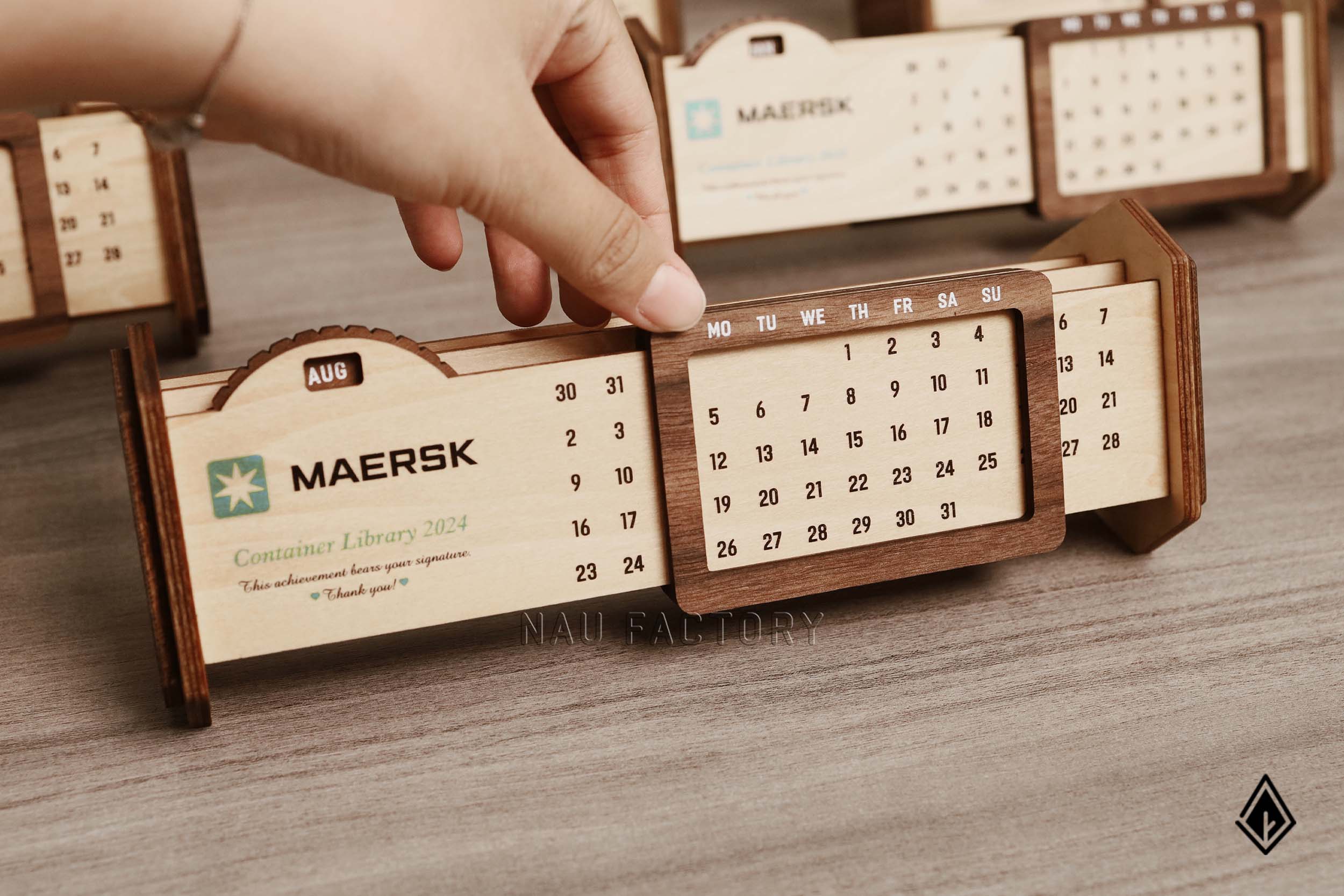 MAERSK tri ân người đồng hành tận tâm trên lịch gỗ vạn niên