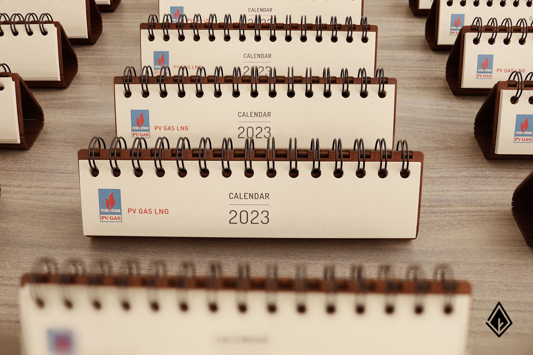 Với màu trắng kem trang nhã của chất liệu giấy Eco Heim, ngày và tháng của tấm lịch nổi bật và rất dễ nhìn. Ảnh: Nau Factory
