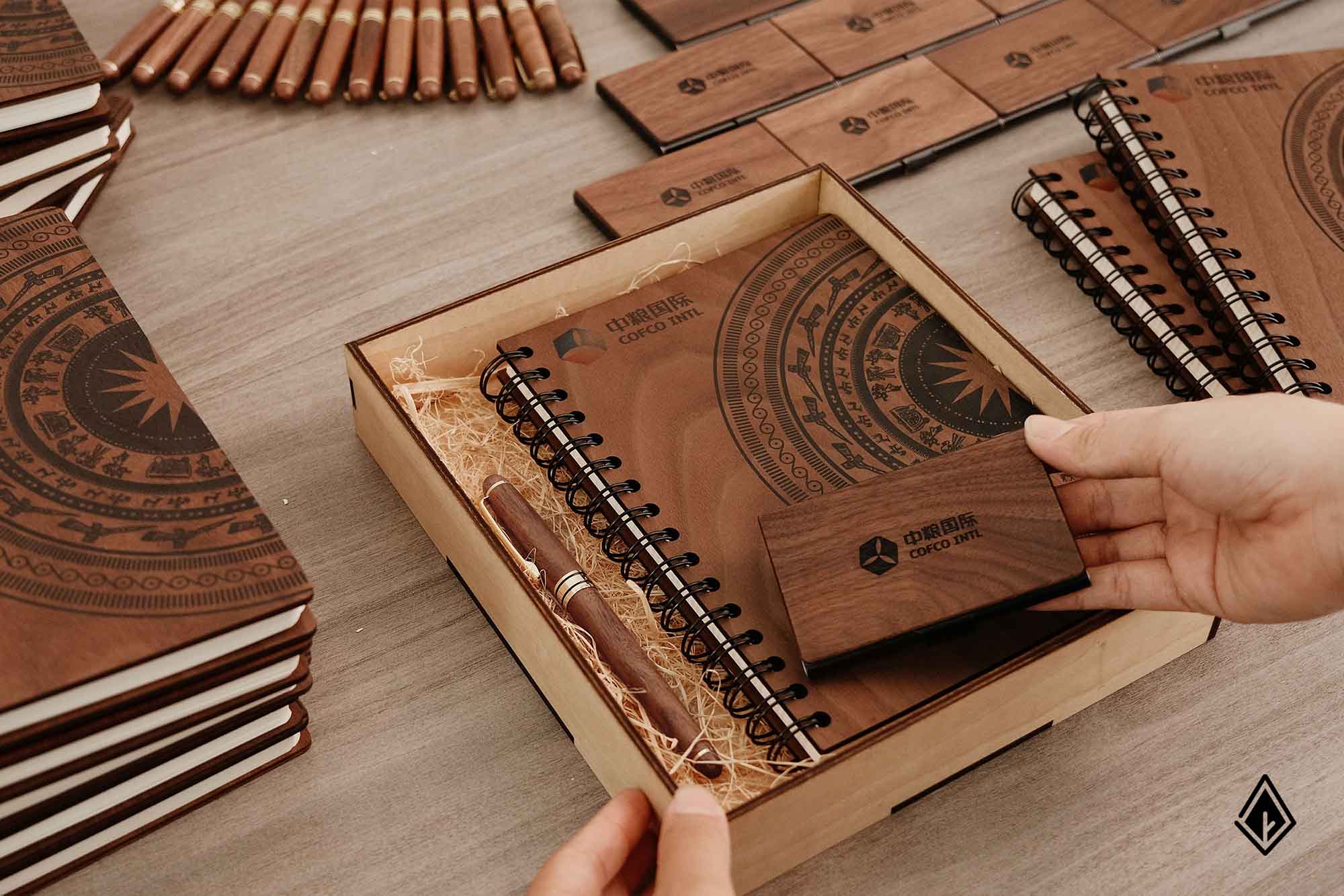 Đẳng cấp thương hiệu Matsumoto Trading VN hiện diện qua bút gỗ khắc logo tinh tế
