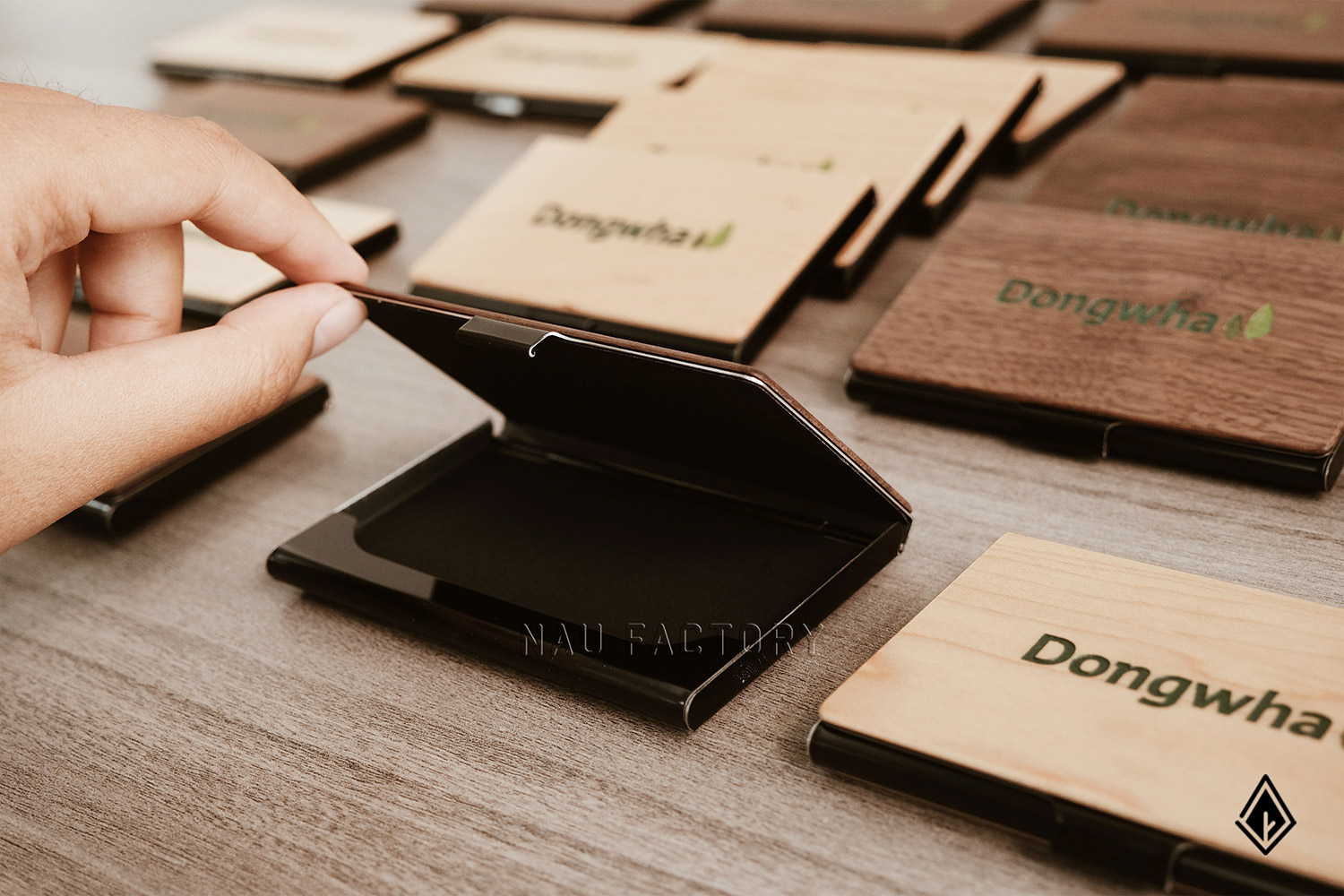 Vì sao Dongwha lựa chọn hộp đựng namecard gỗ?