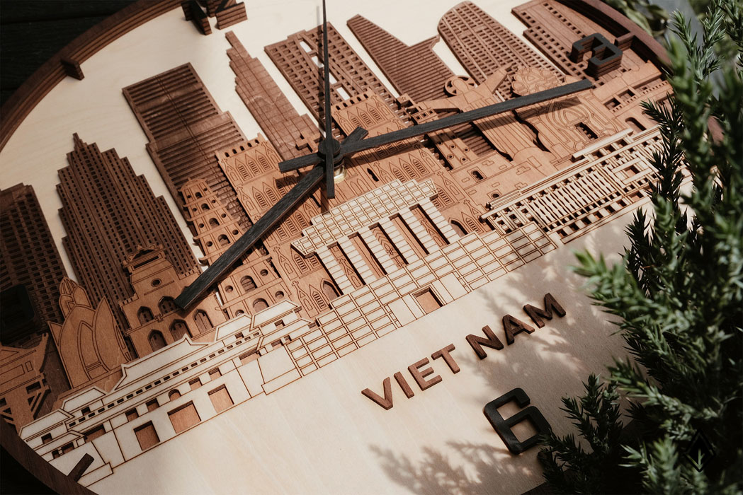 Các công trình kiến trúc tiêu biểu của Việt Nam trên đồng hồ gỗ. Ảnh: Nau Factory