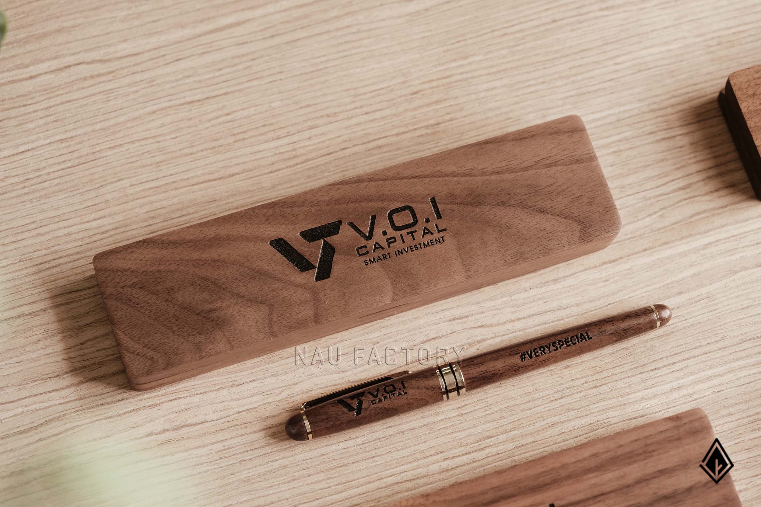 V.O.I Capital lan tỏa dấu ấn từ set bút gỗ Walnut thân quen