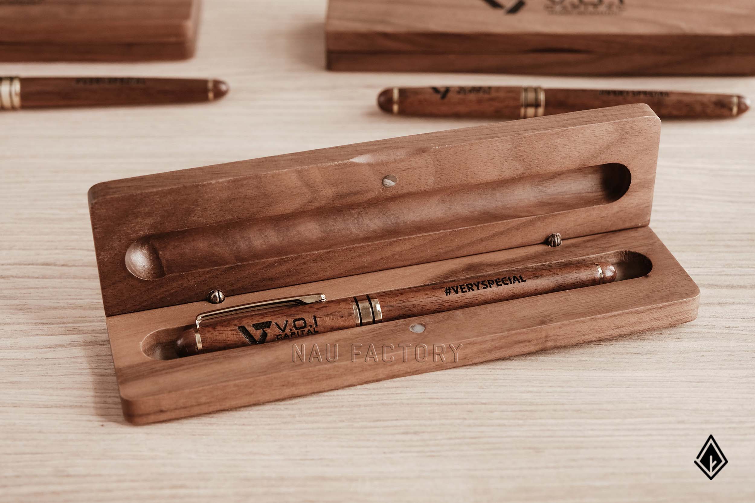 V.O.I Capital lan tỏa dấu ấn từ set bút gỗ Walnut thân quen