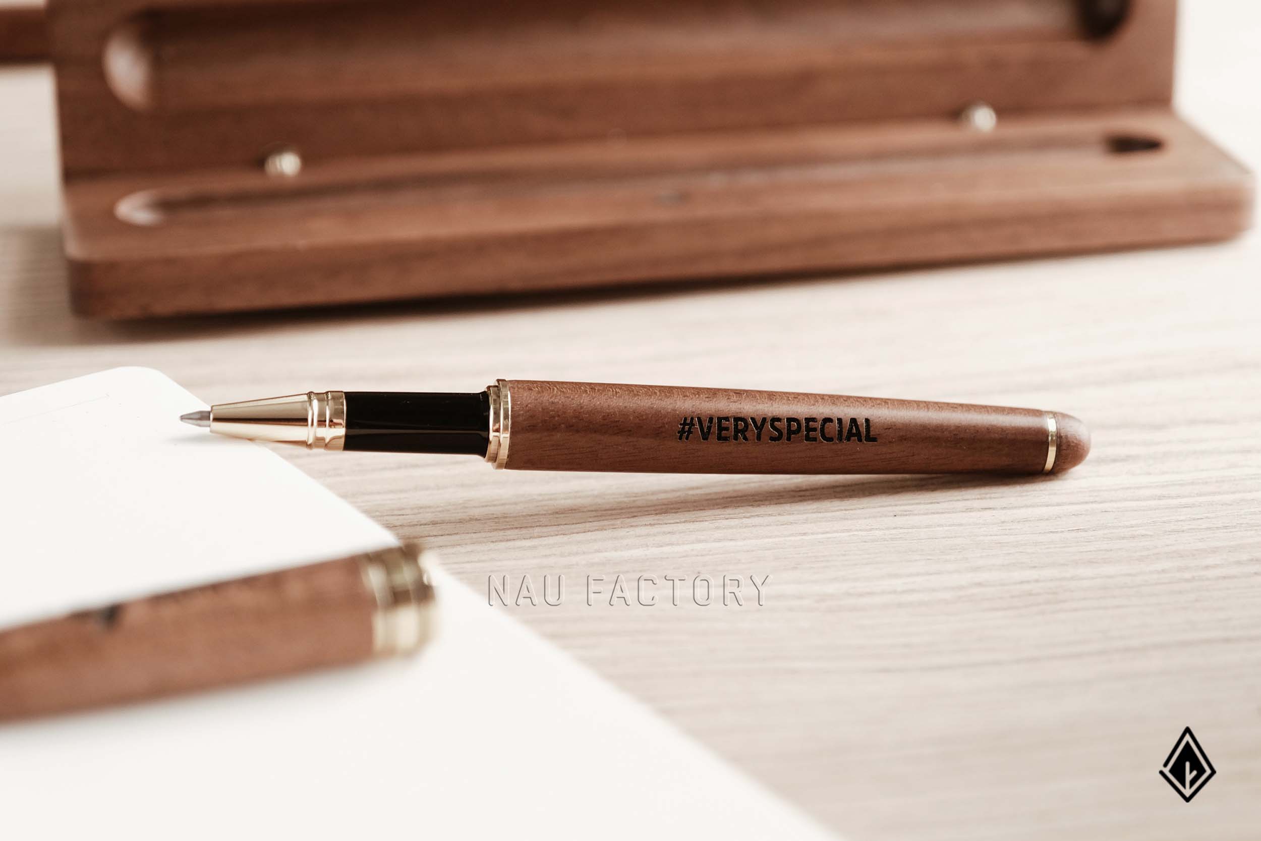 V.O.I Capital lan tỏa dấu ấn từ set bút gỗ Walnut thân quen
