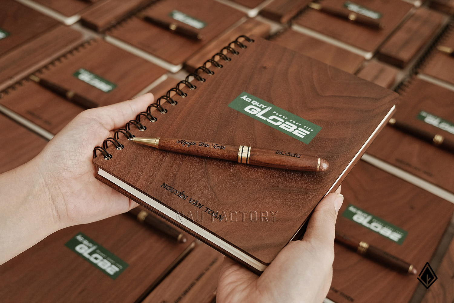 Set sổ, bút và hộp bút gỗ