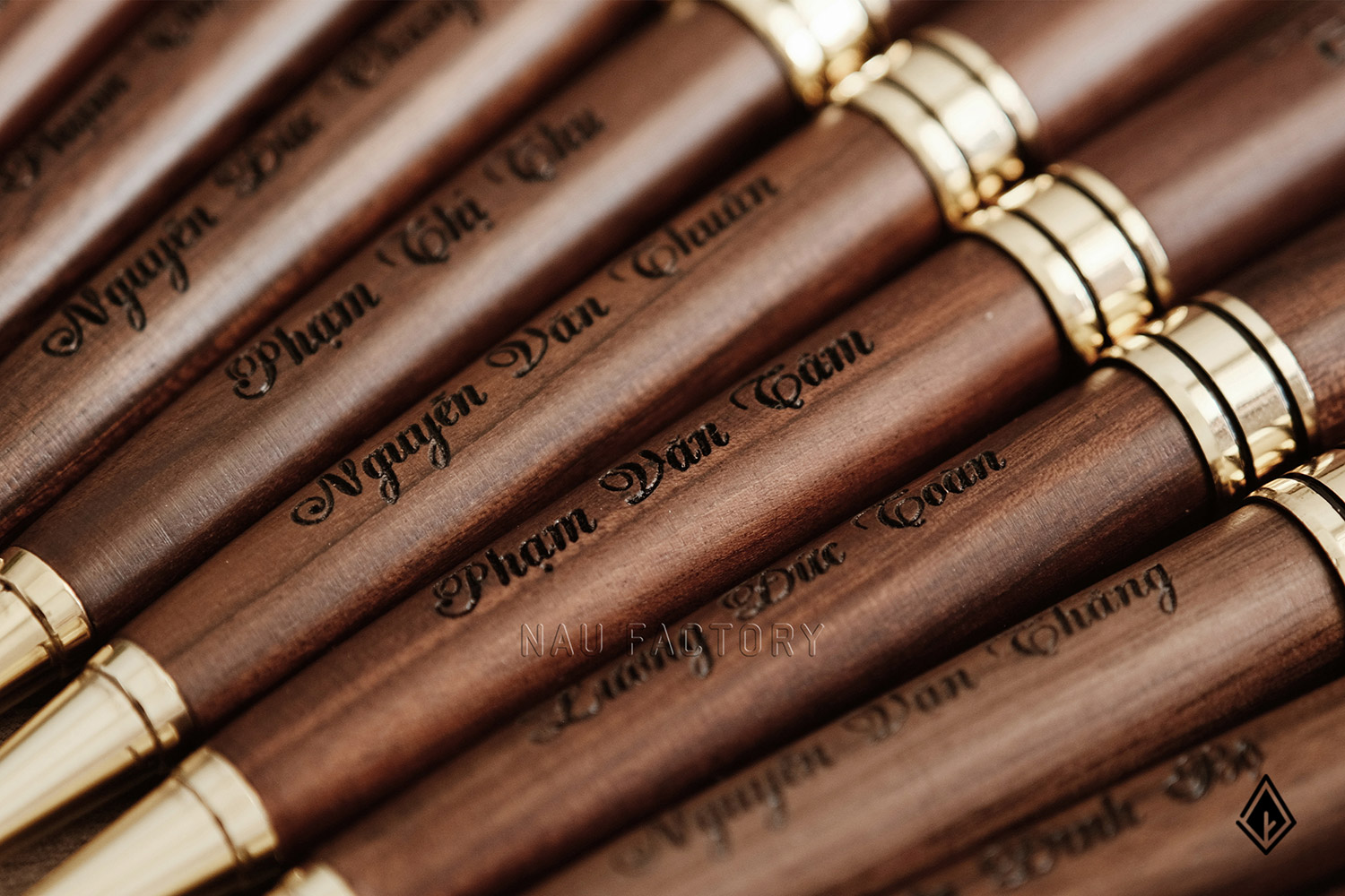 Set sổ, bút và hộp bút gỗ