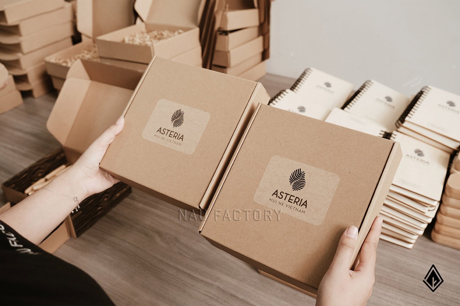 Set sổ, bút và hộp bút gỗ