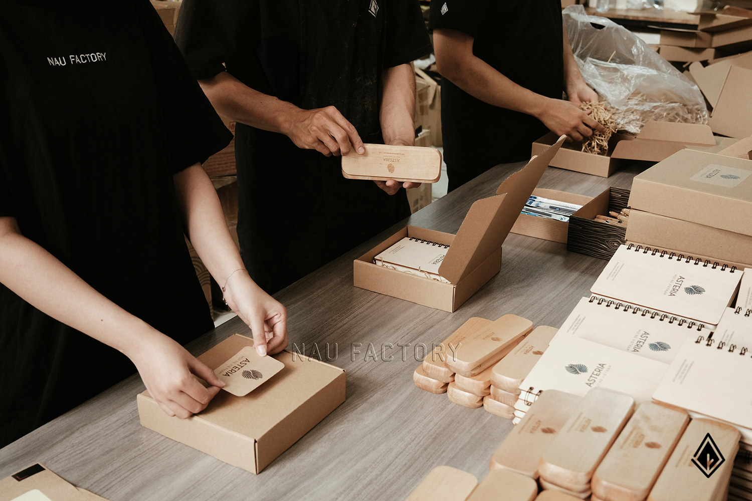 Set sổ, bút và hộp bút gỗ