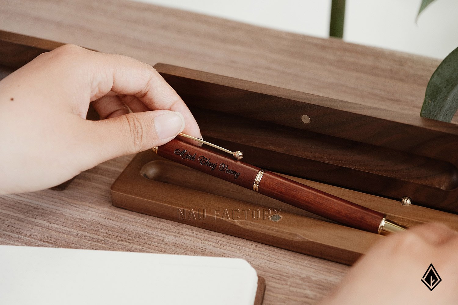 Set sổ, bút và hộp bút gỗ