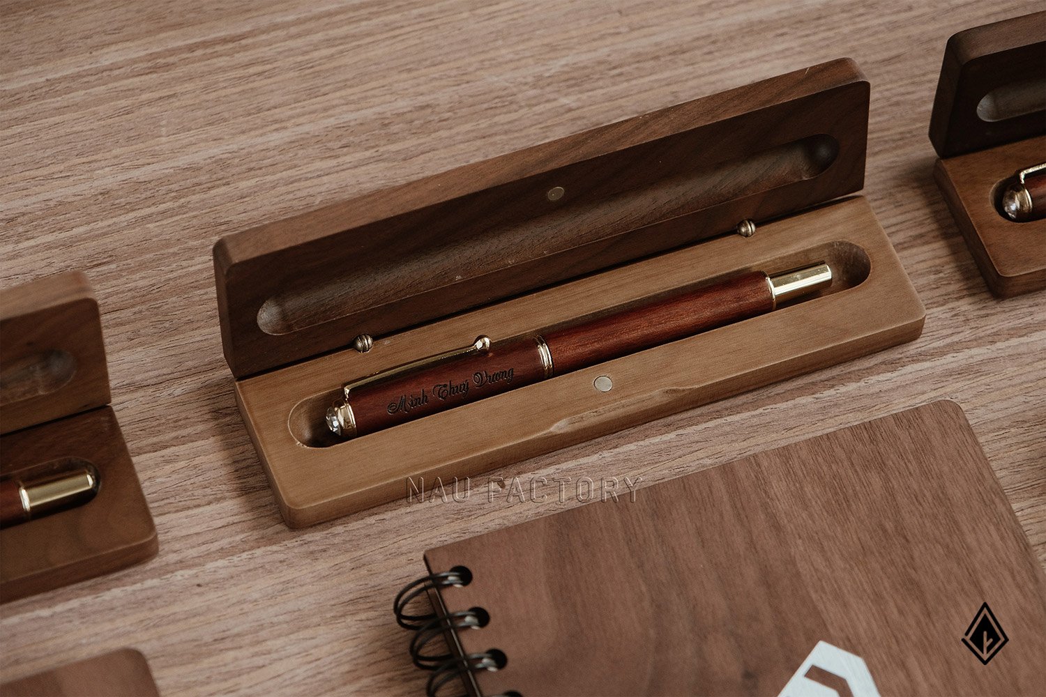 Set sổ, bút và hộp bút gỗ