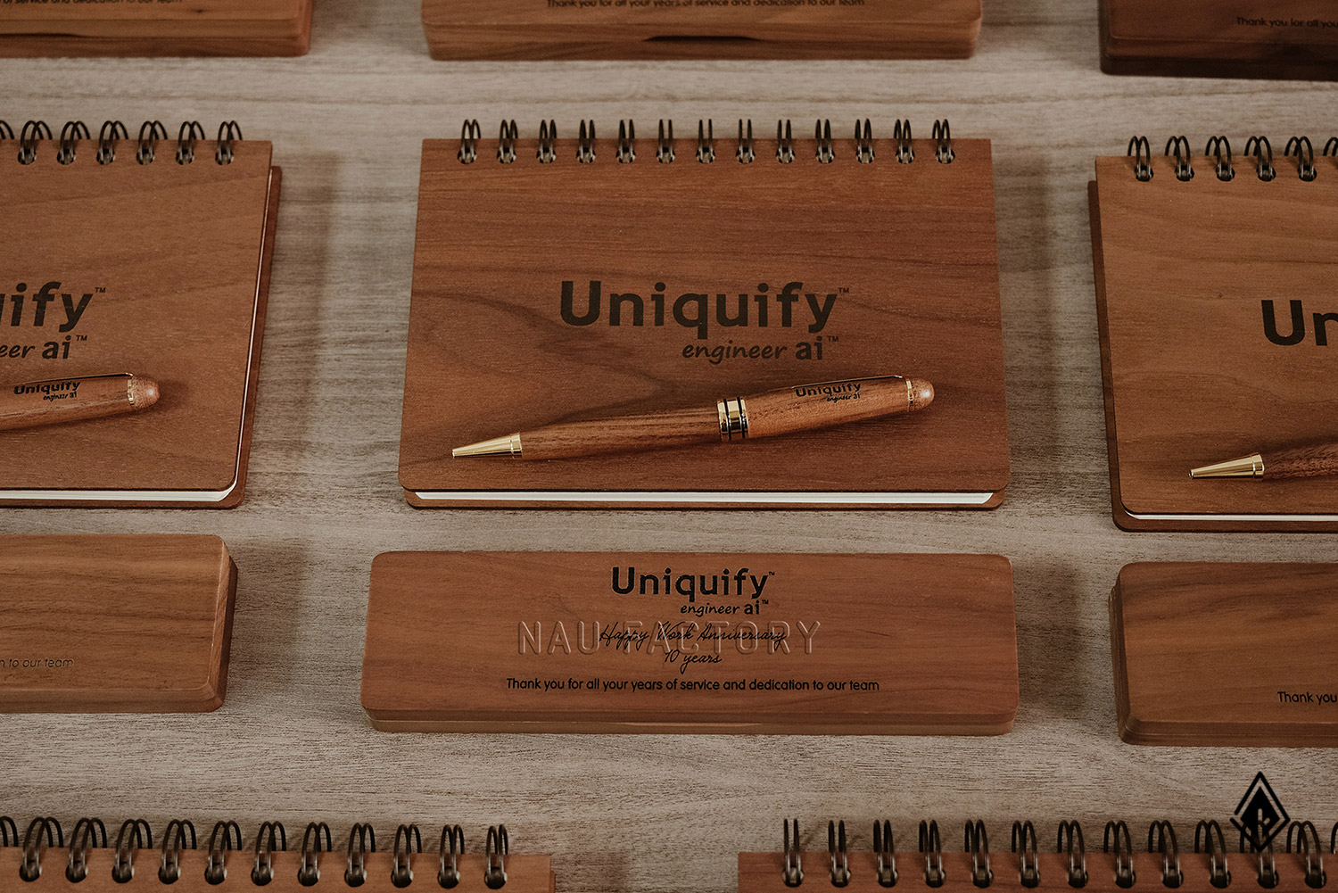 Set sổ, bút và hộp bút gỗ