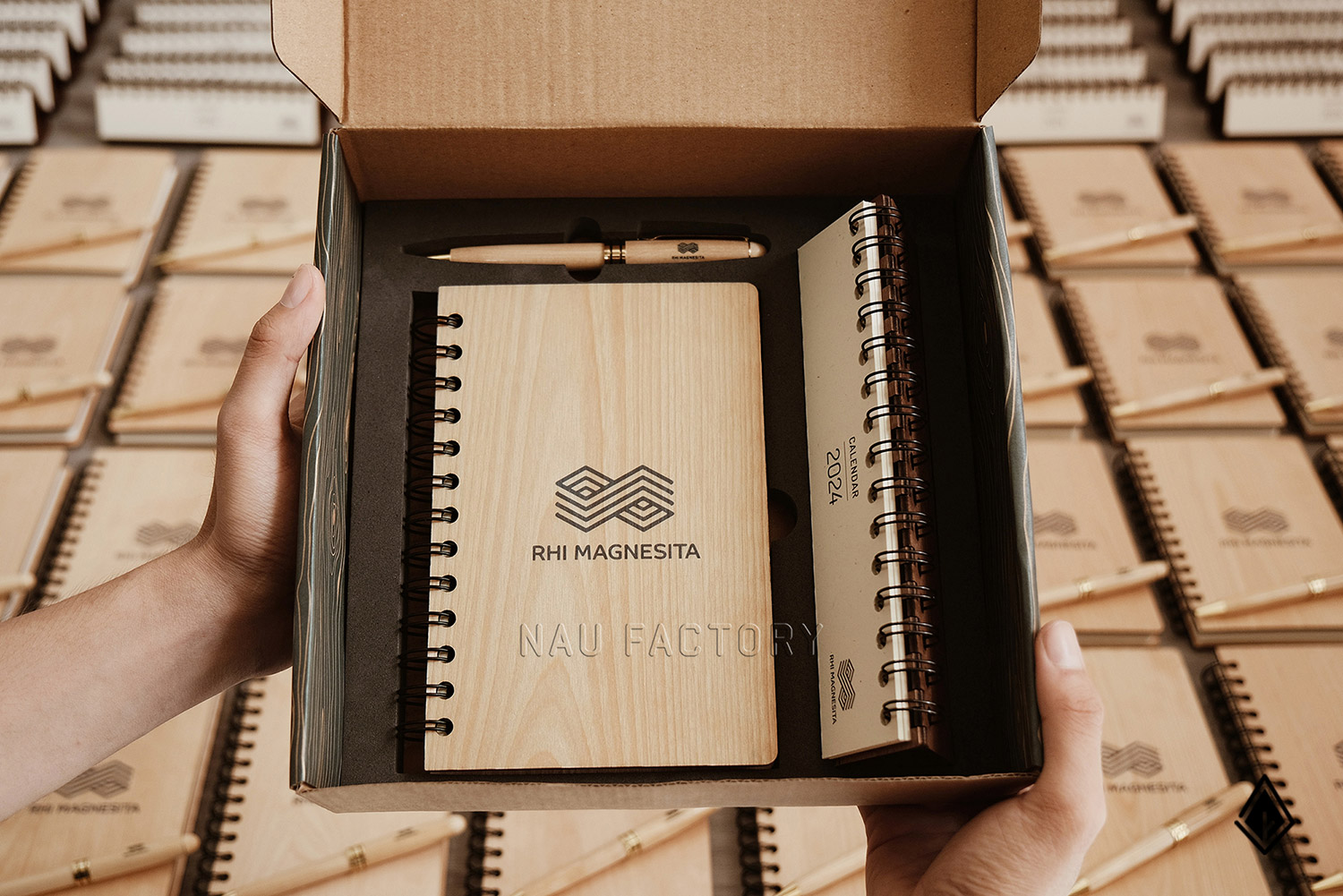 Set sổ, bút và hộp bút gỗ