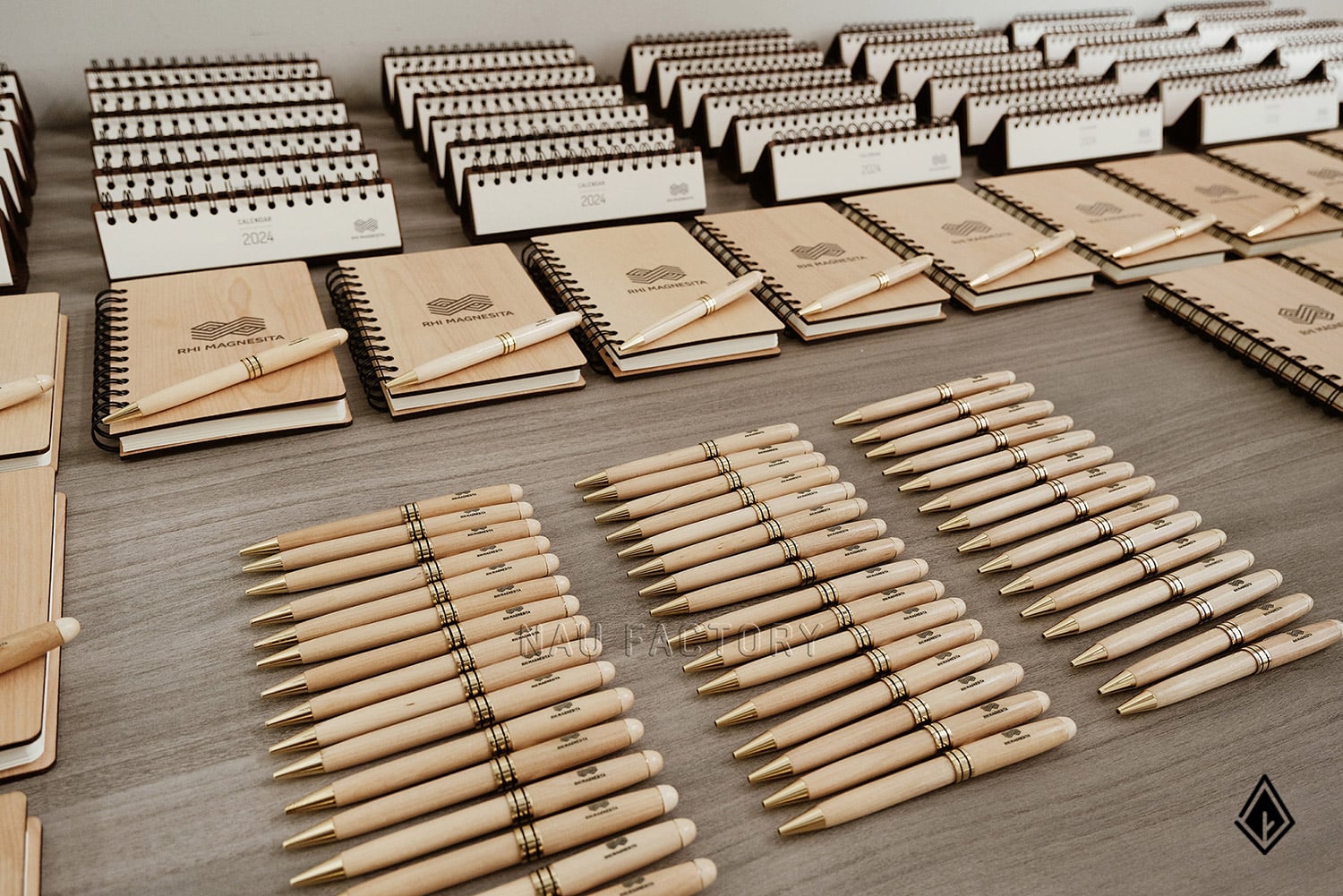 Set sổ, bút và hộp bút gỗ