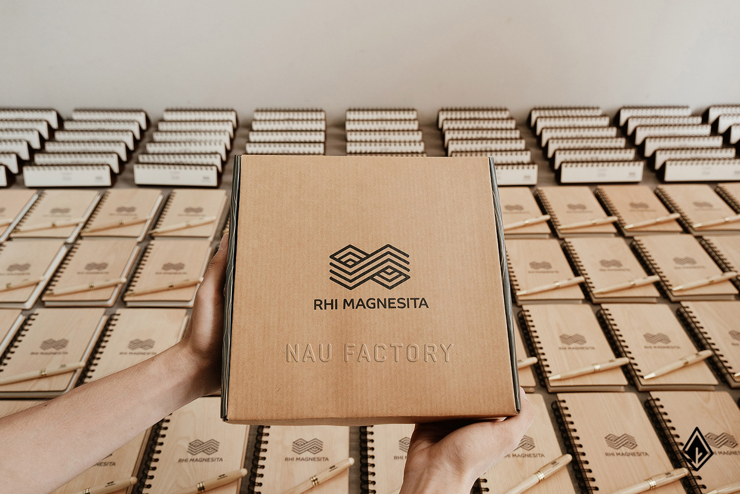 Set sổ, bút và hộp bút gỗ