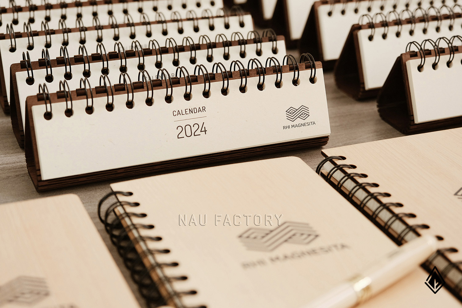 Set sổ, bút và hộp bút gỗ