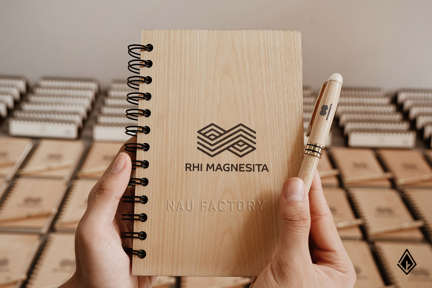 Set sổ, bút và hộp bút gỗ