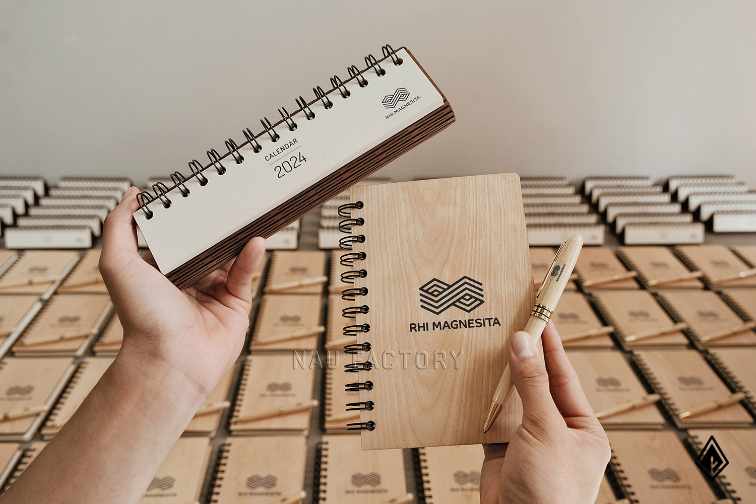 Set sổ, bút và hộp bút gỗ