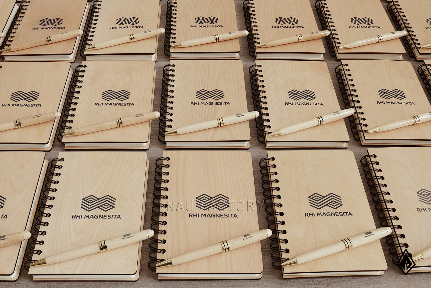 Set sổ, bút và hộp bút gỗ