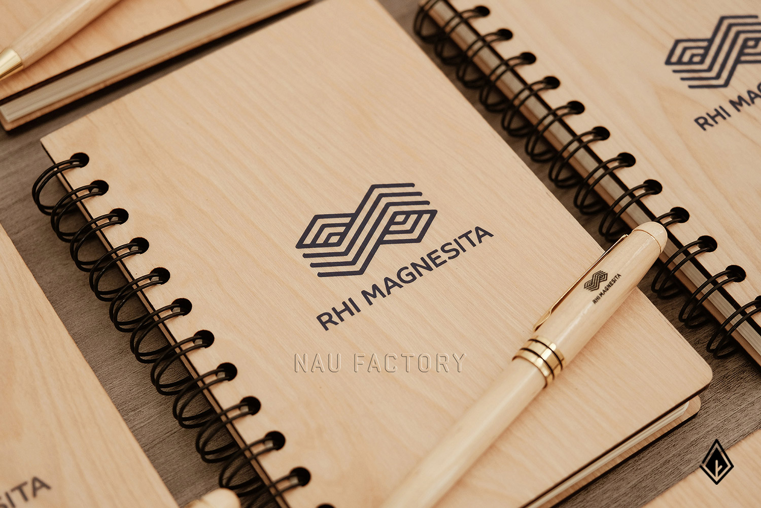 Set sổ, bút và hộp bút gỗ