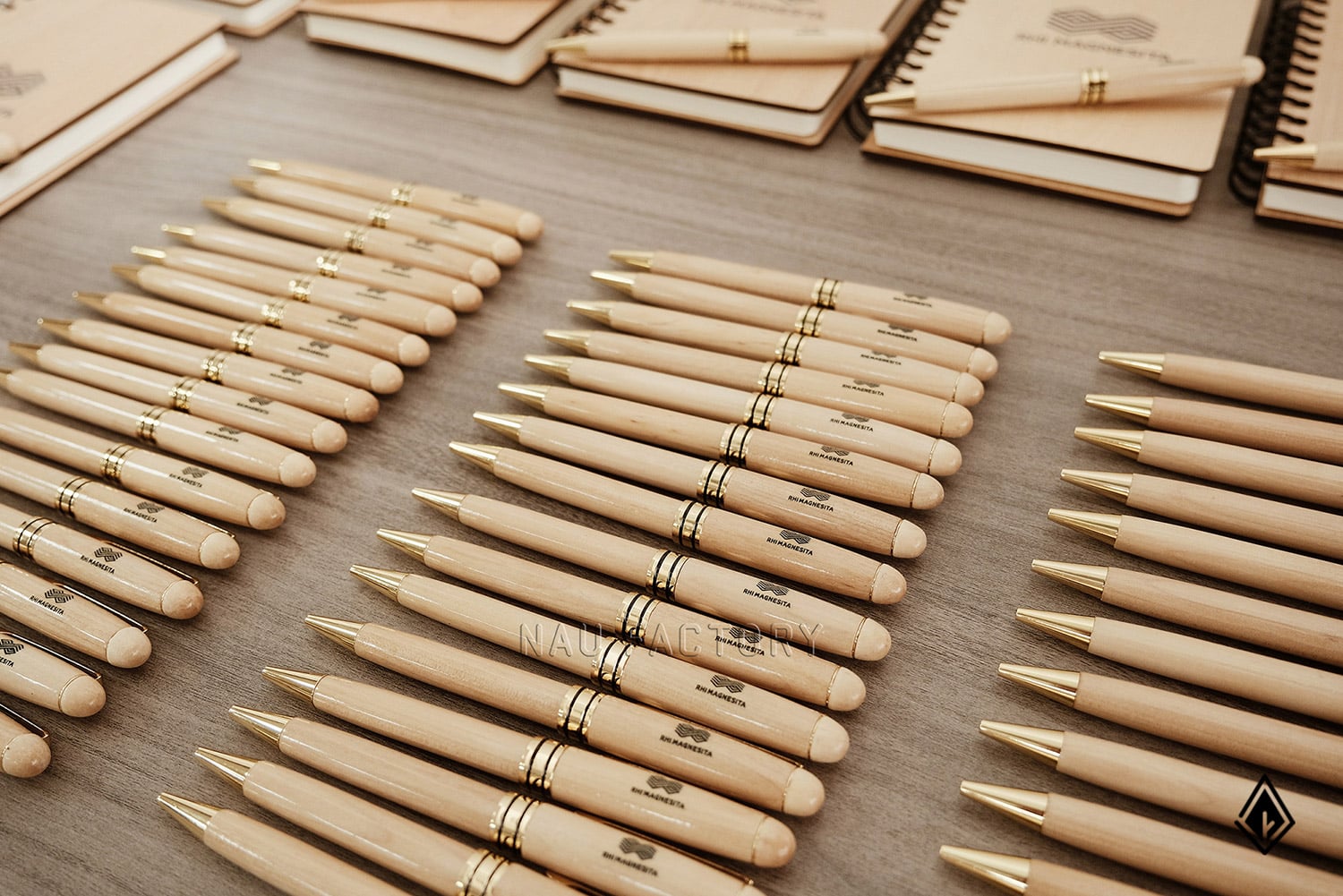 Set sổ, bút và hộp bút gỗ