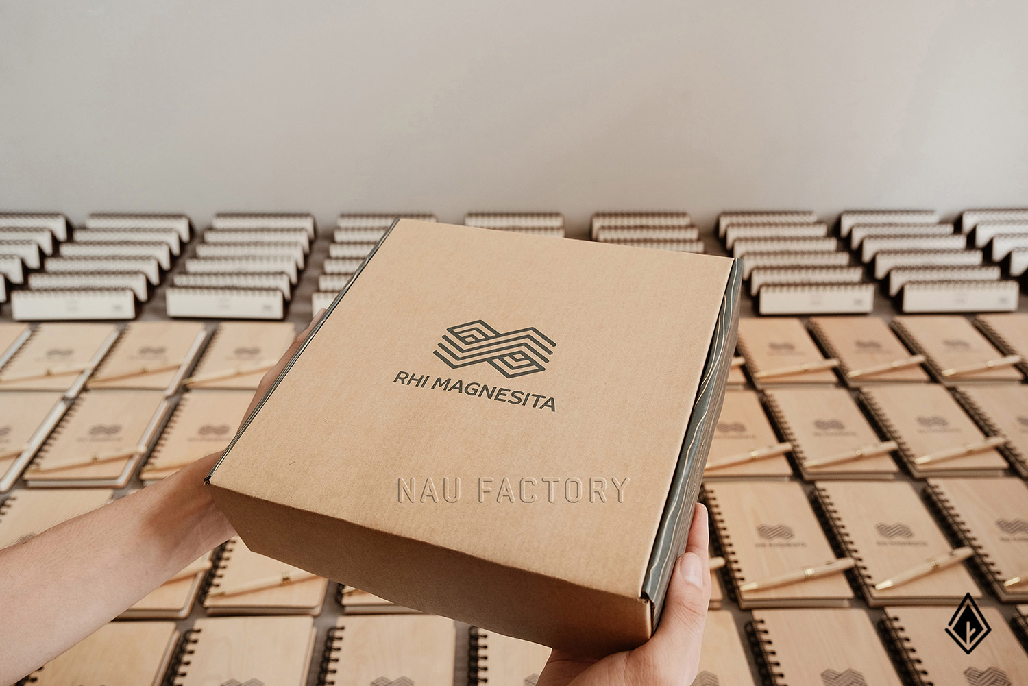 Set sổ, bút và hộp bút gỗ