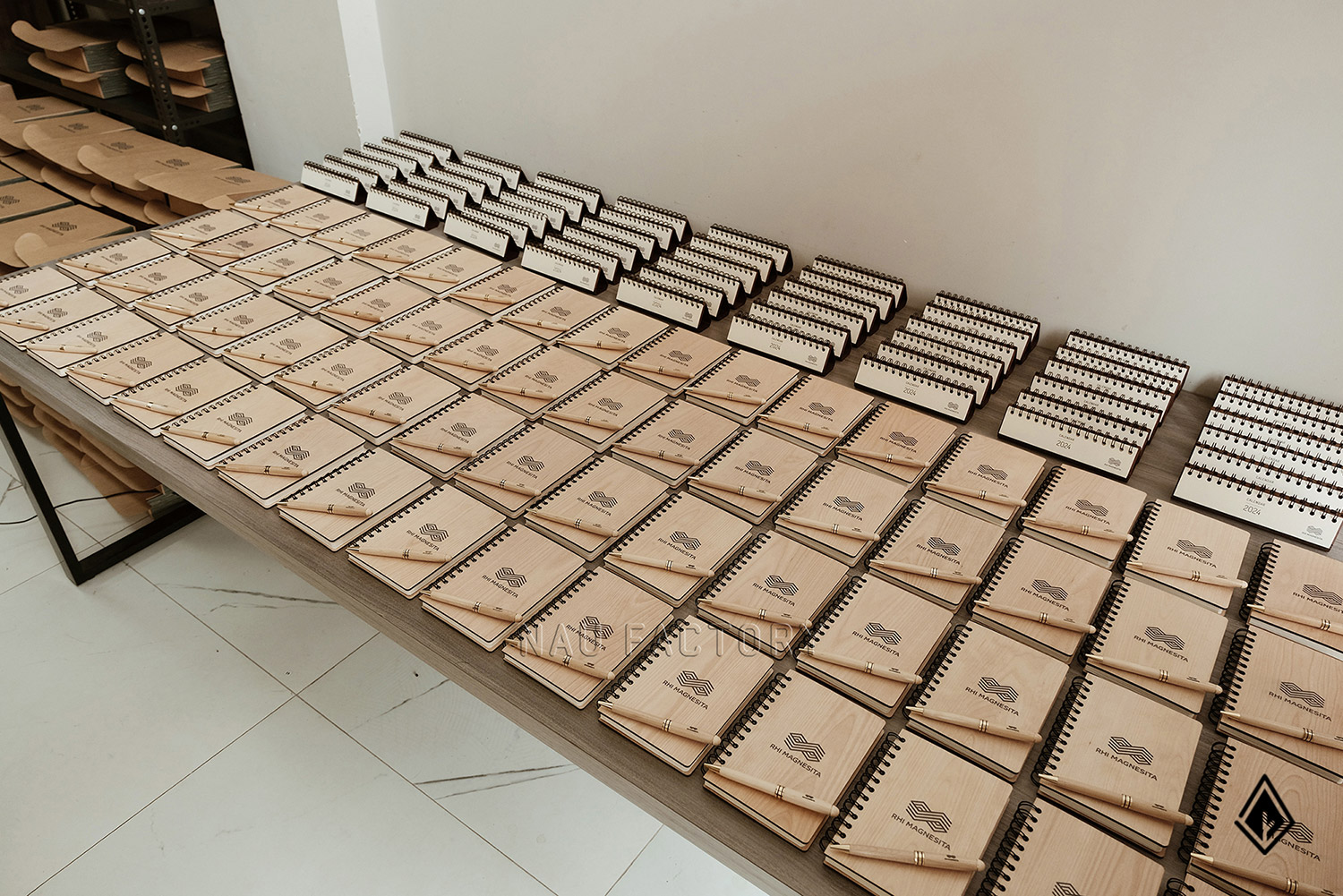 Set sổ, bút và hộp bút gỗ