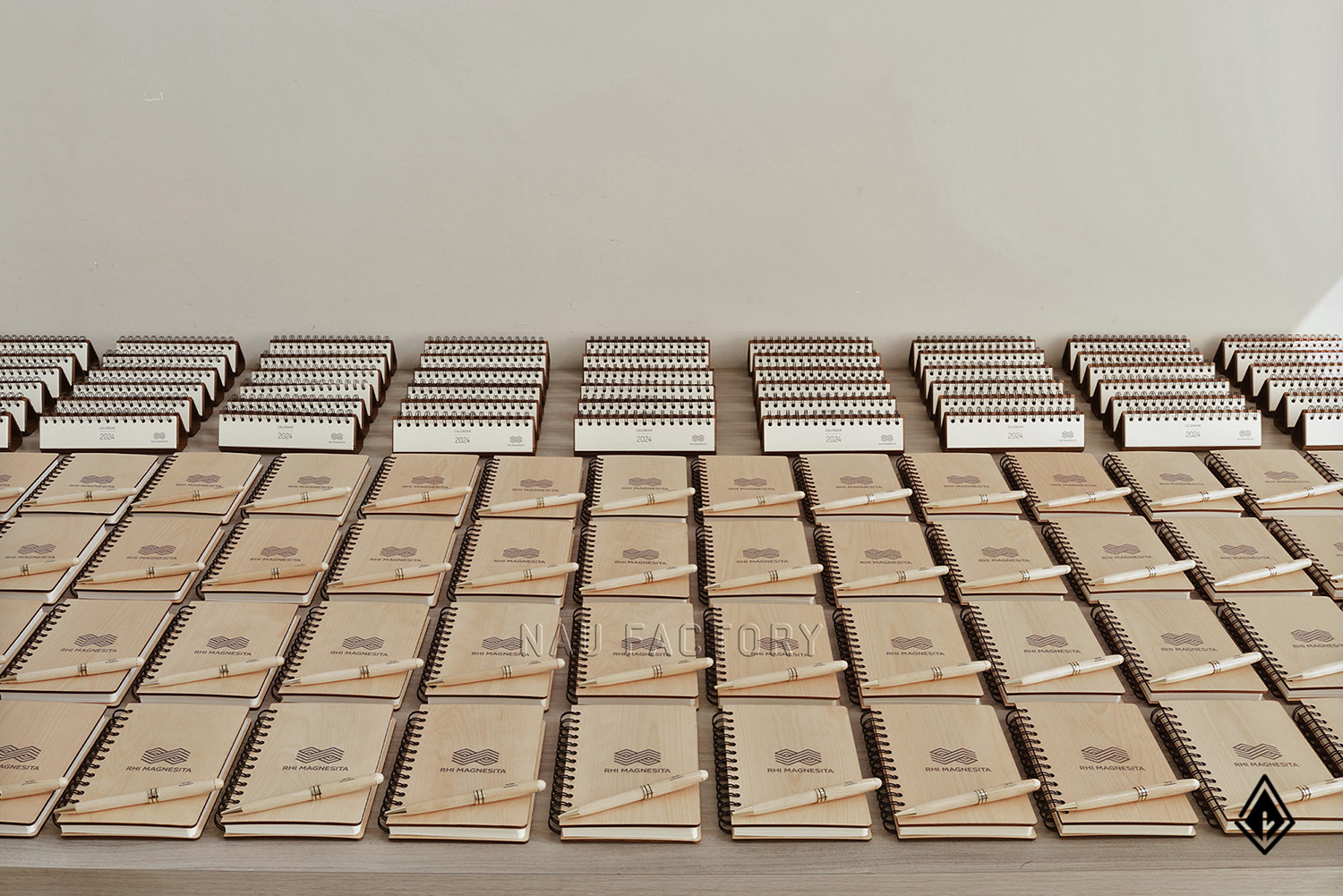 Set sổ, bút và hộp bút gỗ