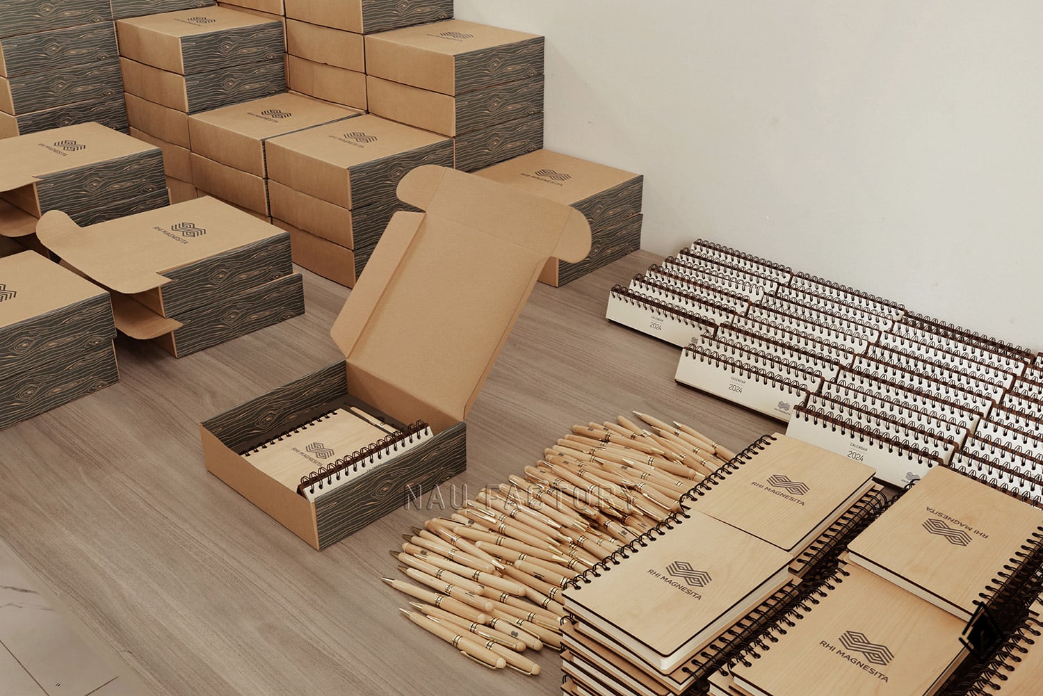 Set sổ, bút và hộp bút gỗ