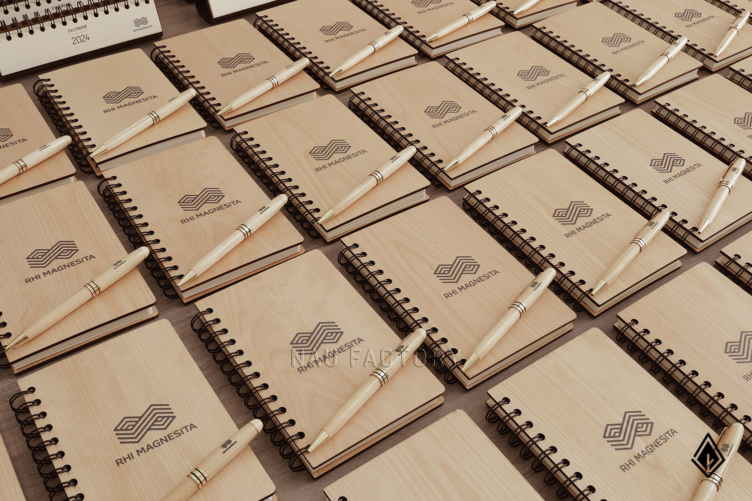 Set sổ, bút và hộp bút gỗ