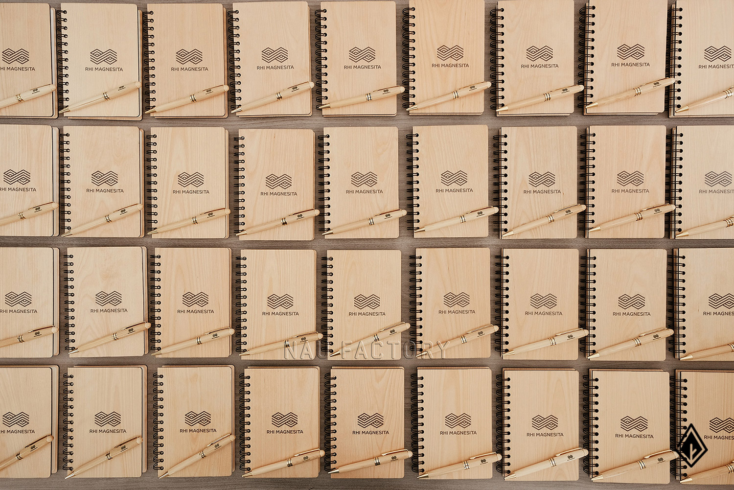 Set sổ, bút và hộp bút gỗ